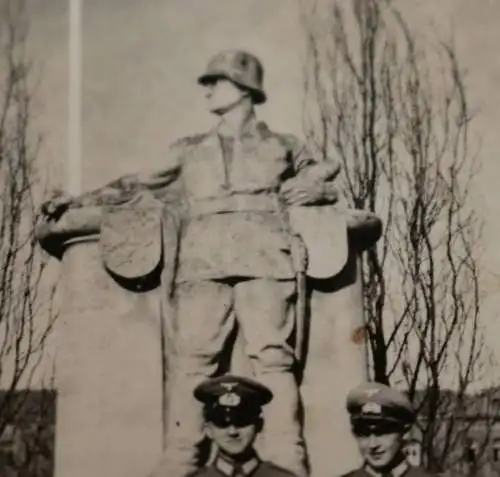 tolles altes Foto - Soldaten posieren vor Soldaten-Denkmal ?  Kaserne ??? 