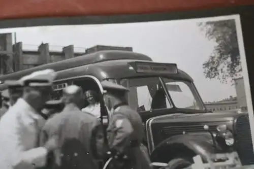 tolles altes Foto - Ausschnitt Albumseite - Polizisten - Reisebus Krakau-tapanow