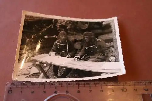 tolles altes Foto - zwei Soldaten mit Mückennetzen - Finnland 1942