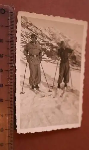tolles altes Foto - zwei Soldaten mit Skiern unterweges