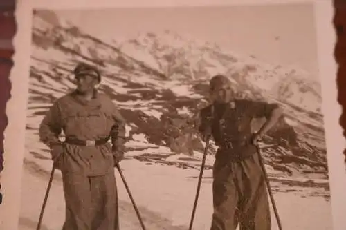 tolles altes Foto - zwei Soldaten mit Skiern unterweges