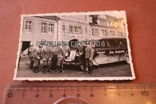 tolles altes Foto Gruppe Soldaten mit Reisebus - Autobus-Verkehr Pfaffendorf