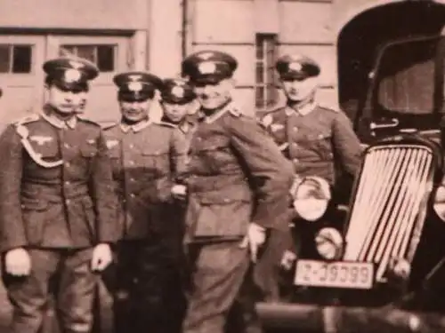 tolles altes Foto Gruppe Soldaten mit Reisebus - Autobus-Verkehr Pfaffendorf