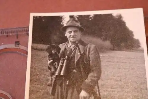 tolles altes Foto - Portrait eines Jägers mit zwei Hunden , Dackel - 30-40er Jah