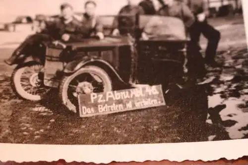 tolles altes Foto - Gruppe Soldaten Panzer Abwehr Abtl. 46 mit Oldtimer