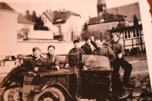 tolles altes Foto - Gruppe Soldaten Panzer Abwehr Abtl. 46 mit Oldtimer