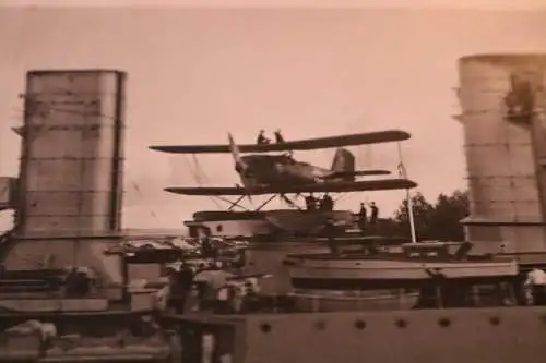 tolles altes Foto - Kriegsschiff Startrampe für Wasserflugzeug Heinkel ?