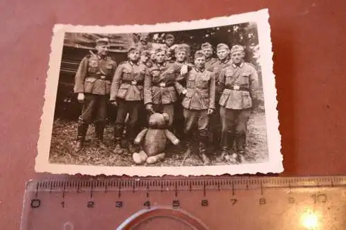 tolles altes Foto - Gruppe Soldaten mit Teddybär