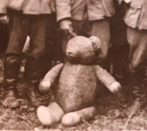 tolles altes Foto - Gruppe Soldaten mit Teddybär