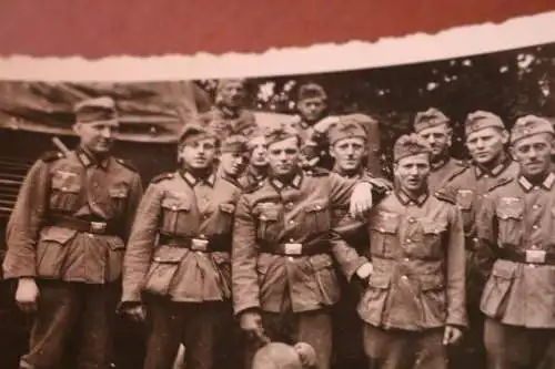 tolles altes Foto - Gruppe Soldaten mit Teddybär