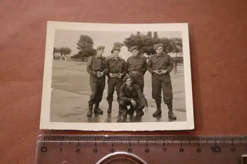 altes Foto -  Gruppe Soldaten - mir unbekannte Uniform ?? Land ?