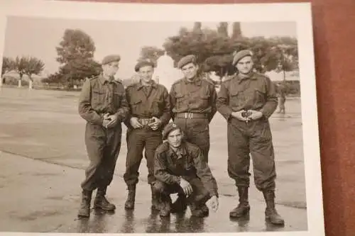 altes Foto -  Gruppe Soldaten - mir unbekannte Uniform ?? Land ?