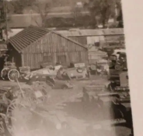 altes Foto - Sammelplatz Kriegsbeute  ? Geschütze, Pferdefuhrwagen, PKWs