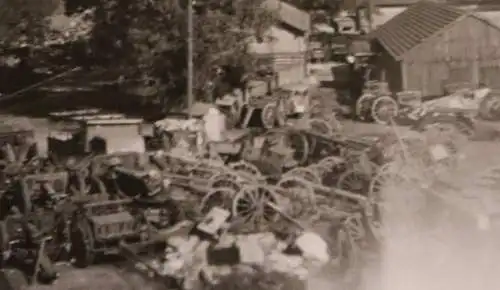 altes Foto - Sammelplatz Kriegsbeute  ? Geschütze, Pferdefuhrwagen, PKWs