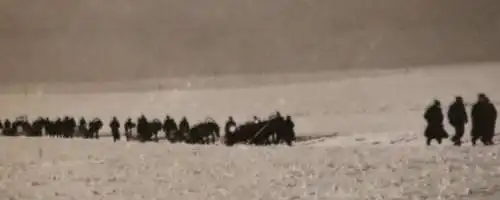 altes Foto - Soldatentreck durch Schneewüste - Russland ? - ohne Waffen ??