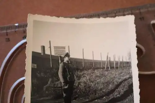 altes Foto - Stacheldrahtzaun - riesige Baracke - Schild Anlage betreten verbote