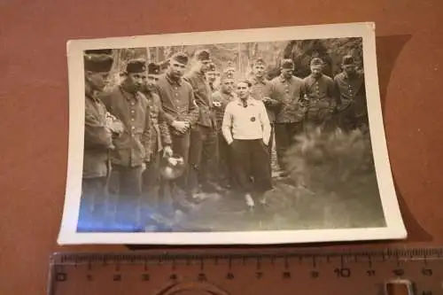 tolles altes Foto - Gruppe Soldaten und ein Zivilist - Sportler - berühmt ???