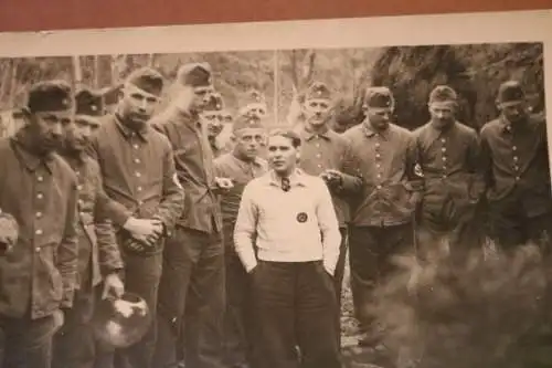 tolles altes Foto - Gruppe Soldaten und ein Zivilist - Sportler - berühmt ???