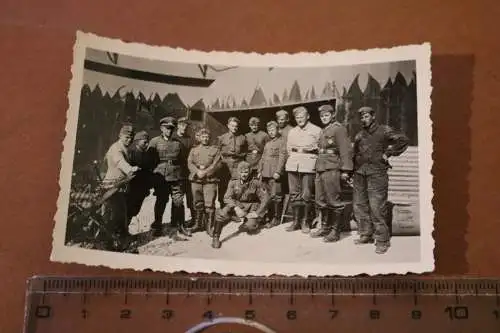 tolles altes Foto - Gruppe Soldaten vor einem Bunker ? -  Ort ??? ........burg