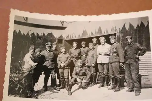 tolles altes Foto - Gruppe Soldaten vor einem Bunker ? -  Ort ??? ........burg