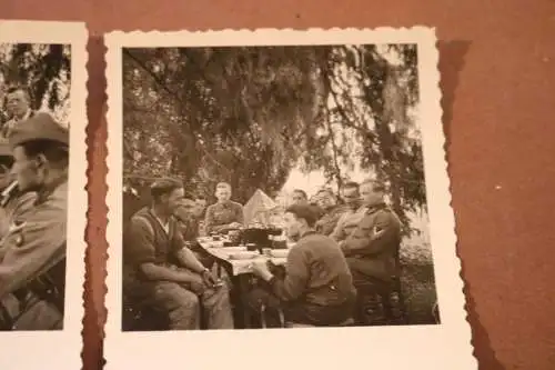 zwei tolle alte Fotos - Gruppe Soldaten beim Gespräch - Boi de Loy ????