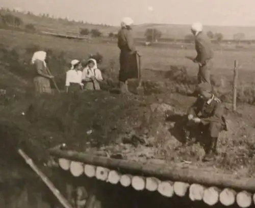 altes Foto russische Frauen bauen Erdbunker ?? 1942-43
