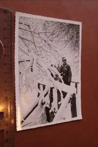altes Foto Soldat im Schnee auf einer Brücke