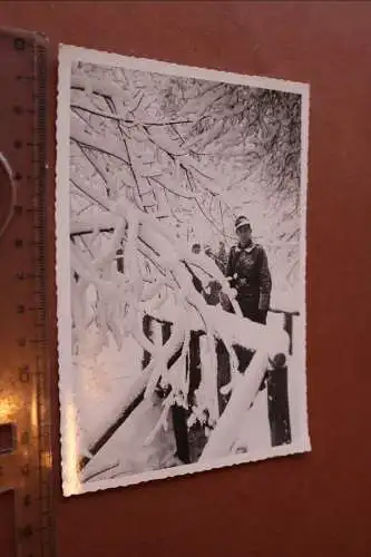  altes Foto Soldat im Schnee auf einer Brücke 