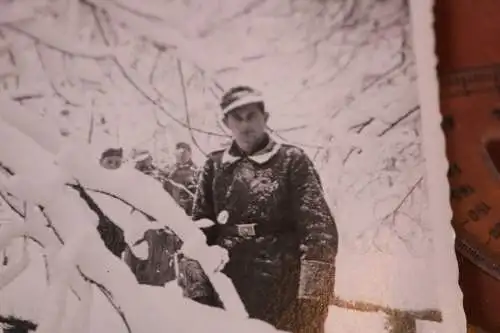  altes Foto Soldat im Schnee auf einer Brücke 