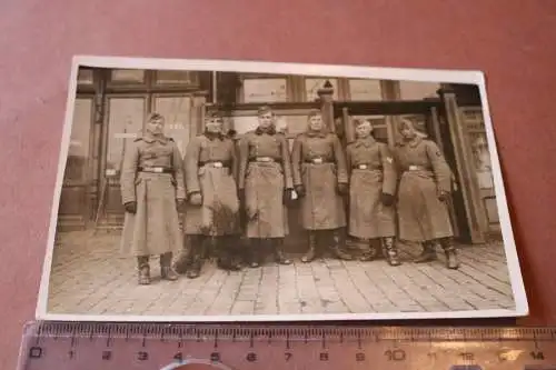 tolles altes Foto sechs Soldaten vor einem Laden ?? 