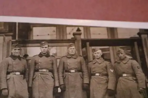 tolles altes Foto sechs Soldaten vor einem Laden ??