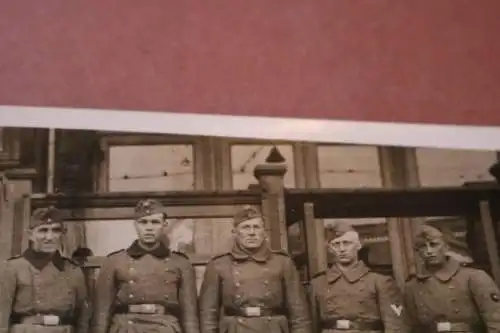 tolles altes Foto sechs Soldaten vor einem Laden ??
