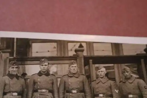 tolles altes Foto sechs Soldaten vor einem Laden ?? 