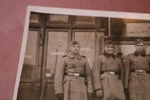 tolles altes Foto sechs Soldaten vor einem Laden ??