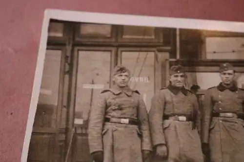 tolles altes Foto sechs Soldaten vor einem Laden ?? 
