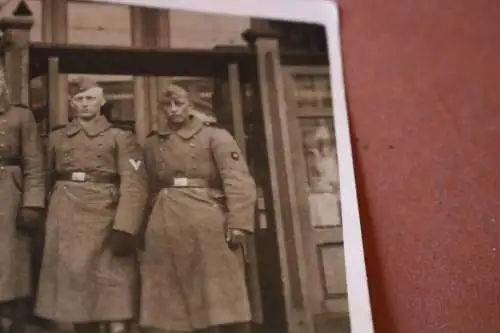 tolles altes Foto sechs Soldaten vor einem Laden ??