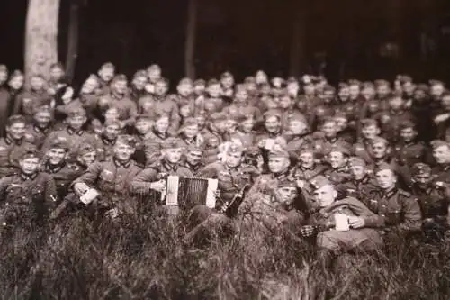 tolles altes Gruppenfoto Soldaten im Wald - Übung ?