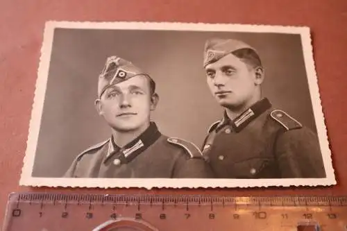 tolles altes Foto zwei Soldaten mit Schiffchen