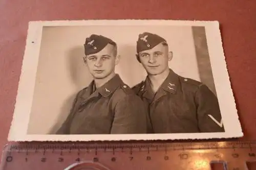 tolles altes Portrait zwei Soldaten Flak-Abteilung - Brüder ? Zwillinge ?