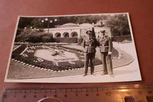 tolles altes Foto zwei Soldaten Luftwaffe im Kurort Baden 1938