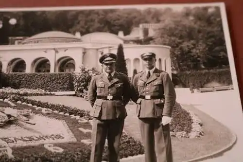 tolles altes Foto zwei Soldaten Luftwaffe im Kurort Baden 1938