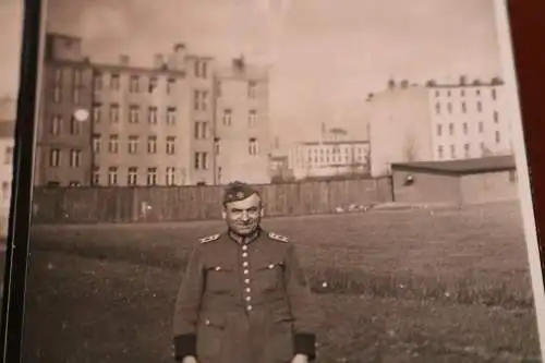 tolles altes Doppelfoto - Portrait eines Soldaten - Polizei - Gebäude - Ort?