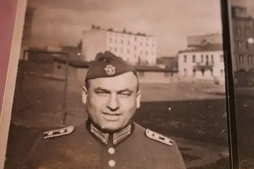 tolles altes Doppelfoto - Portrait eines Soldaten - Polizei - Gebäude - Ort?