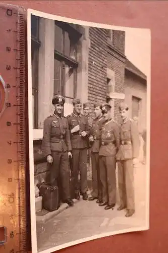 tolles altes Foto Gruppe Soldaten vor dem Dienstraum - ISA u. andere Abzeichen