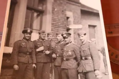 tolles altes Foto Gruppe Soldaten vor dem Dienstraum - ISA u. andere Abzeichen