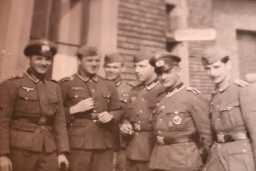 tolles altes Foto Gruppe Soldaten vor dem Dienstraum - ISA u. andere Abzeichen