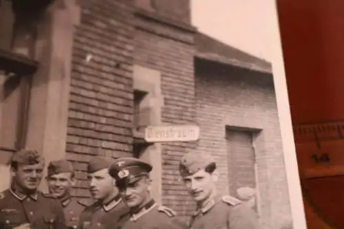 tolles altes Foto Gruppe Soldaten vor dem Dienstraum - ISA u. andere Abzeichen