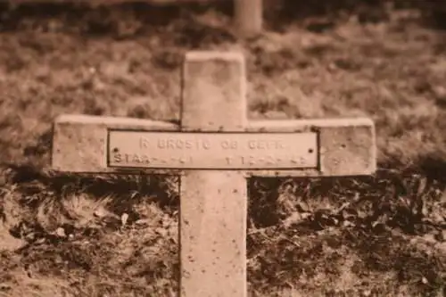 altes Foto - Grabkreuz eines OG - STAA ??  1945