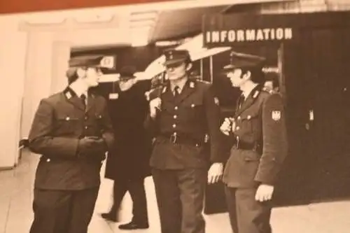 zwei alte Fotos - drei Zoll ?? oder BGS Beamte Flughafen Fuhlbüttel 1972