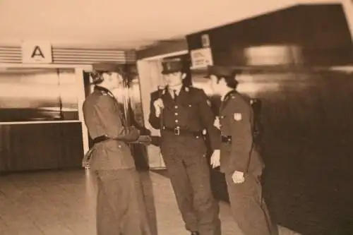 zwei alte Fotos - drei Zoll ?? oder BGS Beamte Flughafen Fuhlbüttel 1972